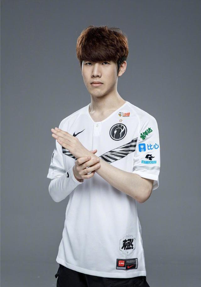 西门状态糟糕透了！ SmLz 的Jinx打出了五杀，而 Uzi 的Kai'Sa则显得力不从心。蓝队以1-0领先 Uzi 的队伍。